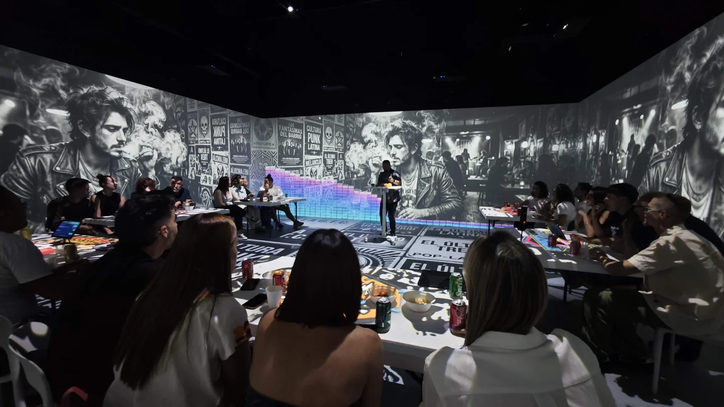 Participantes durante una prueba de Hit Show con imágenes de artistas en las paredes