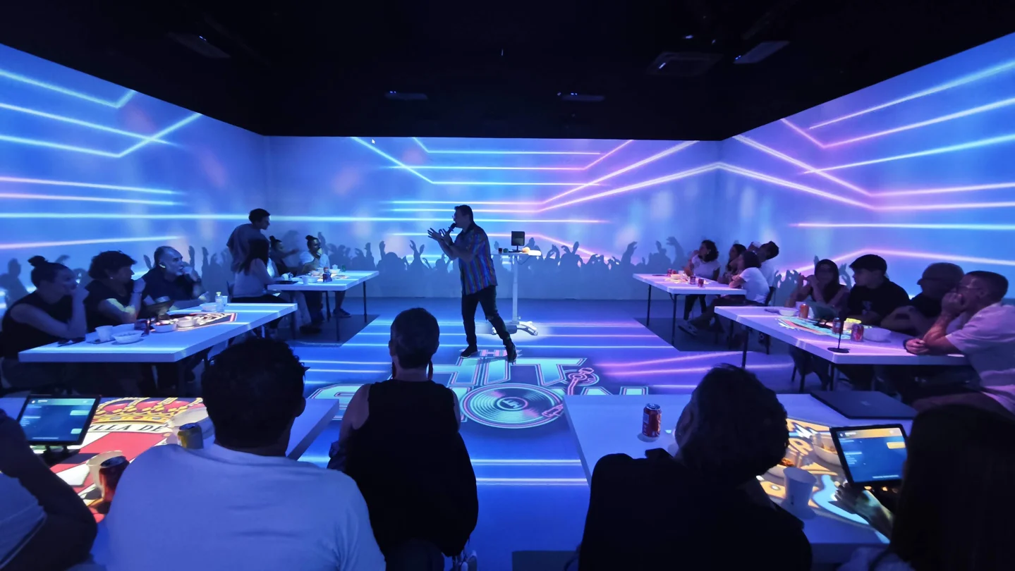 Presentador de Hit Show dirigiendo el concurso entre los equipos con luces azules