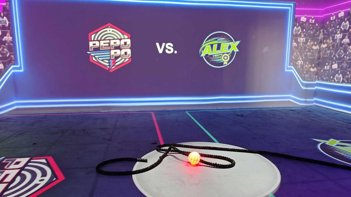 Emblemas de dos equipos y un orbe luminoso en el suelo